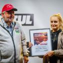 Dieter Lichtblau überreichte den Michael-Spacek-Sonderpreis für die Familie von Bence Svoboda stellvertretend an das HTS KTM-Teams